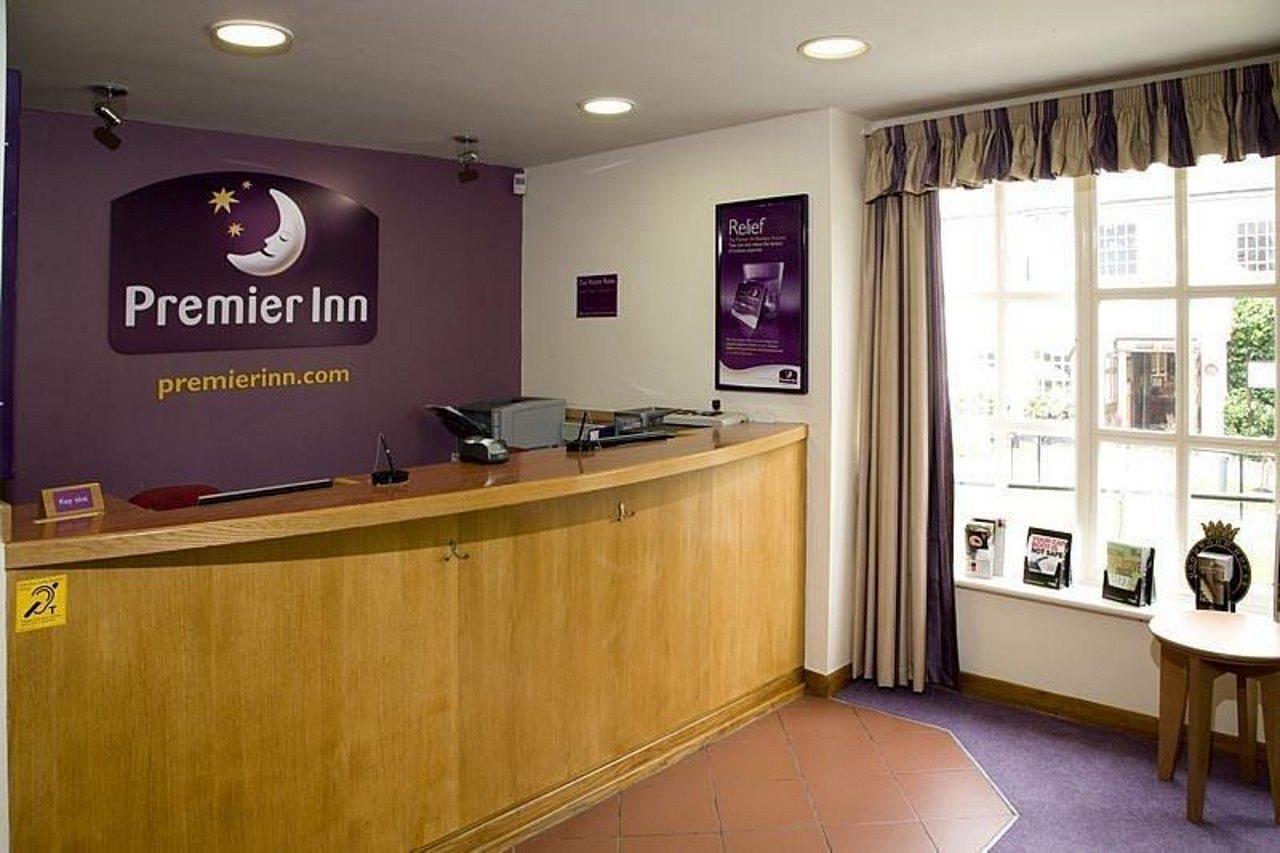 Premier Inn Epsom Central Exterior foto